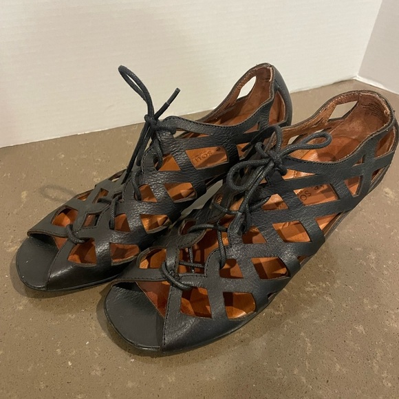 Gentle Souls Black Leather Sandals by Kenneth Cole - Picture 1 of 9